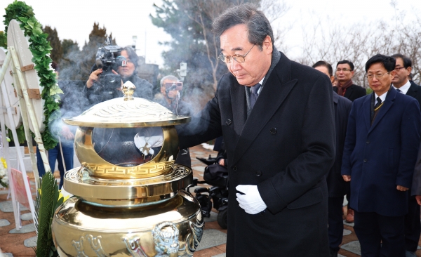 이낙연 전 더불어민주당 대표가 1월 2일 서울현충원 김대중 전 대통령 묘소를 찾아 분향하고 있다. / 연합