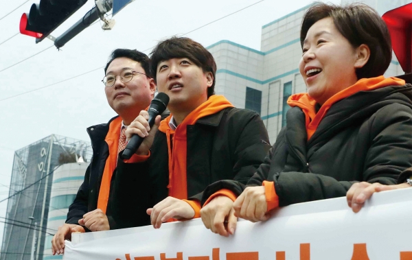 개혁신당 이준석 대표(가운데), 양향자 원내대표(오른쪽), 천하람 최고위원이 2월 1일 전남 순천시를 찾아 정책 홍보를 하고 있다. / 연합