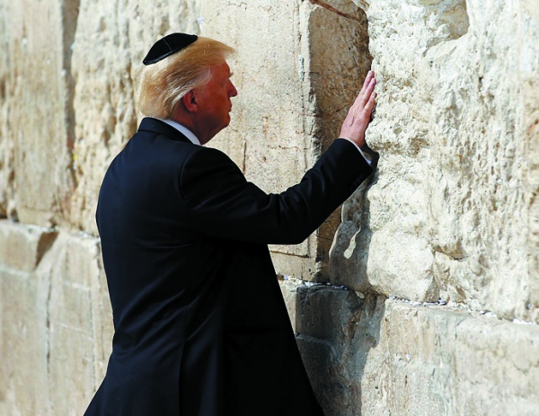 통곡의 벽에 선 트럼프 미 대통령.