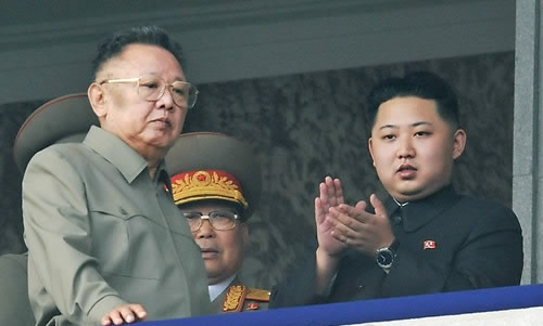 지난 2010년 10일 10일 북한 노동당 창건 65주년을 맞으며 평양에서 열린 대규모 열병식에 거동이 다소 불편해 보이는 김정일과 김정은이 함께 참석했다. / 연합