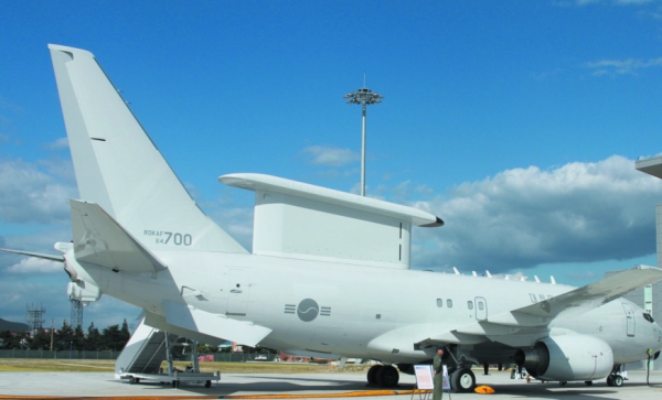 2011년 9월 21일 김해기지에 도입된 조기경보 통제기 PEACE EYE. 김해기지에 4대가 배치되어 있다.