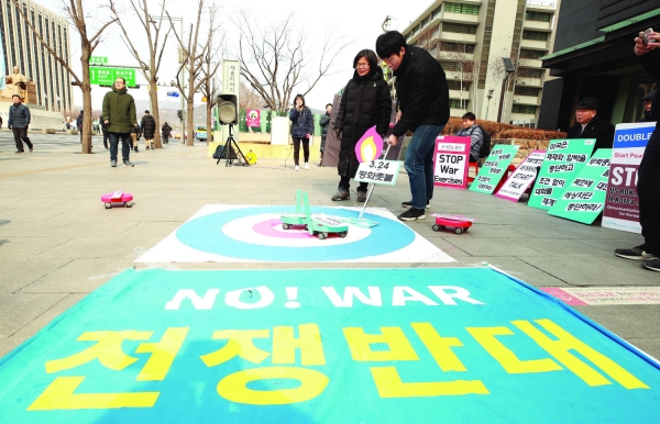 평화와통일을여는사람들(평통사) 회원들이 지난 2월 21일 서울 종로구 미 대사관 앞에서 기자회견을 열고 한미연합연습 중단 촉구 컬링 퍼포먼스를 하고 있다. / 연합