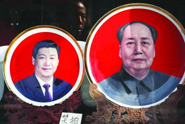 2016년 3월 베이징 천안문광장 근처 기념품점에 전시된 시진핑과 마오쩌둥의 초상 아래 ‘촬영금지’안내가 붙어 있다.