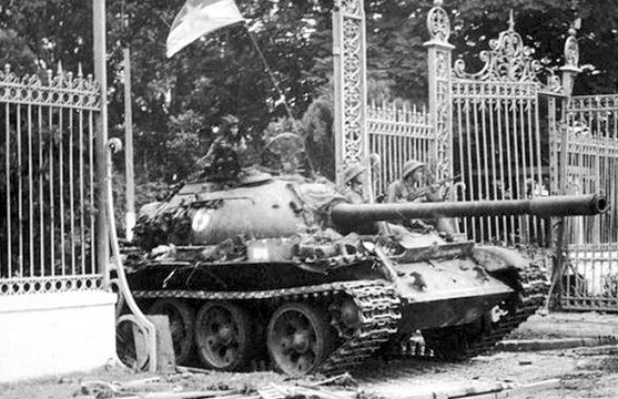 남 베트남 대통령궁의 철문을 부수고 진입하는 월맹의 59식 전차