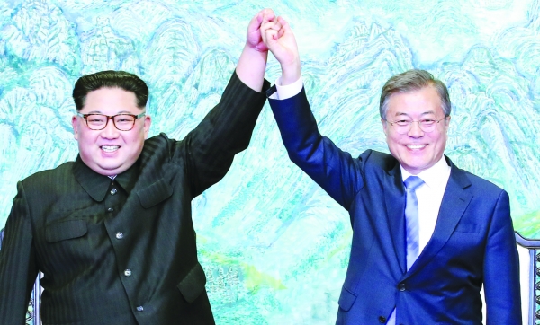 문재인 대통령과 김정은이 지난 4월 27일 판문점에서‘판문점 선언문’에 서명한 뒤 맞잡은 손을 높이 들고 있다./ 연합