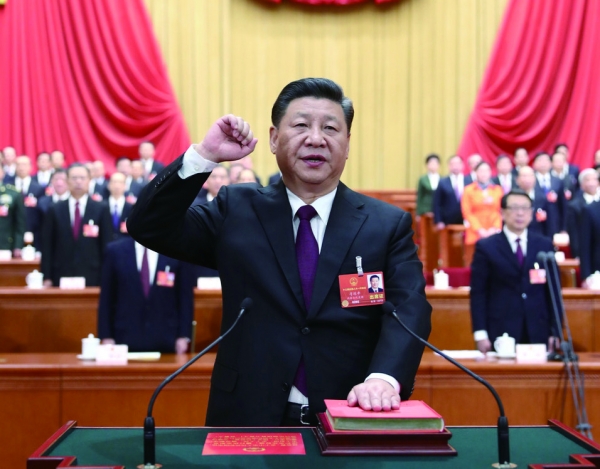2018년 3월 북경 인민대회당에서 열린 전국인민대표대회(전인대)에서 만장일치로국가주석에 재선출된 후 헌법 선서를 하고 있는 시진핑 중국 국가주석.
