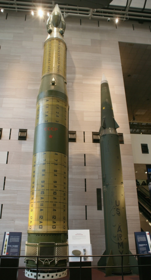 나란히 서 있는 소련의 SS-20(좌)과 미국의 퍼싱2(우) 미사일. 미·소간의 중거리 탄도일 폐기협정의 핵심 미사일이었다.