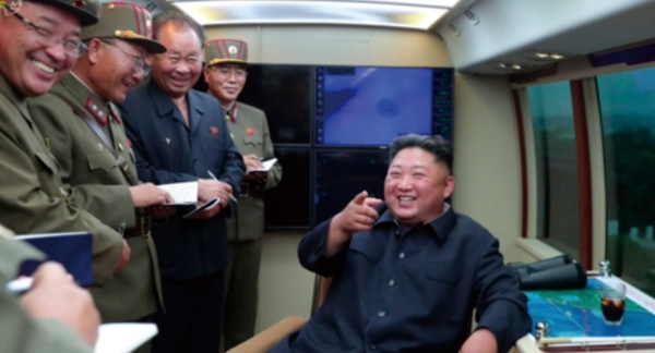 8월 16일 신형 미사일 발사 성공 후 기뻐하고 있는 김정은. 북한은 청와대를 향해 ‘삶은 소대가리’ 운운하면서 조롱했지만 청와대는 오히려 ‘평화경제’만 이야기한다.