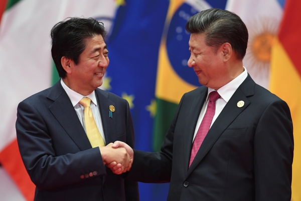 악수하는 아베 일본 총리와 시진핑 중국 주석