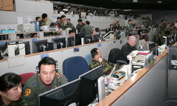 오산기지에는 미7공군과 한국 공군작전사령부가 함께 있다. 사진은 2008년 키리졸브훈련 당시 전구항공통제본부(HTACC) 모습 / 미 7공군 홈페이지