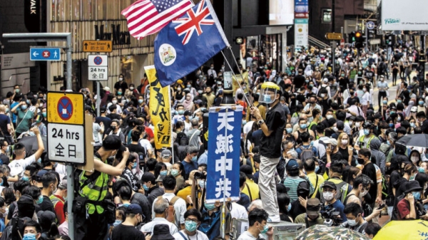지난 5월 24일 홍콩 번화가인 코즈웨이베이에서 중국 공산당의 홍콩 국가안전법 제정에 반대하는 시위가 벌어졌다. 가운데 파란 깃발은 ‘하늘이 중국 공산당을 멸할 것’이라는 내용이다. / 연합