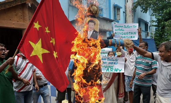 중국 오성홍기를 불태우는 인도인들