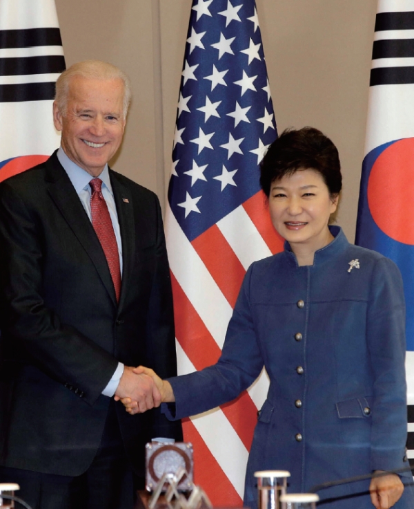2013년 12월 6일 방한하여 박근혜 대통령을예방한 바이든 부통령.이 자리에서 바이든은‘미국 반대편에 베팅하는 것은 좋은 베팅이아니다’라고 언급했다./ 연합