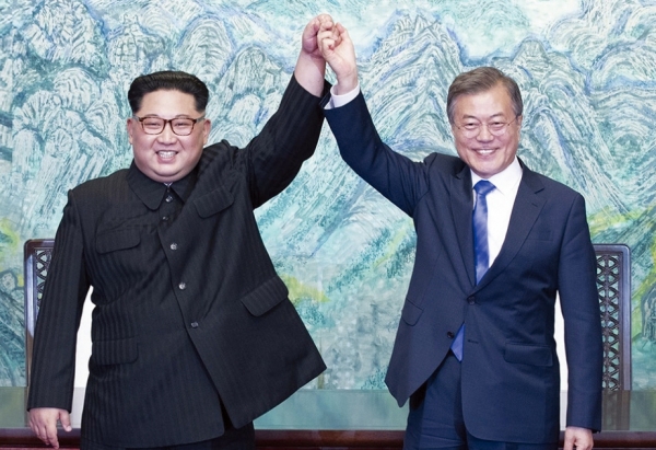 2018년 4월 문재인-김정은 남북정상이 한반도 평화와 번영을 위한 선언을 발표했다. 태영호 의원은“ 국민들이 식상했다고 해도 북한이 강온작전으로 풀었다 조였다하면 정상회담에 대한 기대심리가 생기고 민주당 지지율이 크게 오를 것”이라고 분석했다.