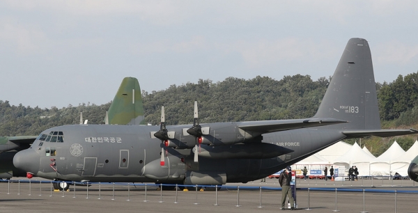 2021 ADEX에서 민간에 처음으로 공개된 특수전 전용 수송기 MC-130K. 날씨에 상관없이 초저공 침투 비행이 가능하다.