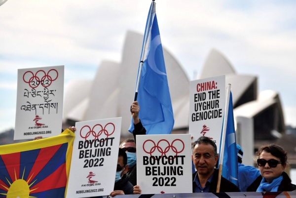 티베트와 위구르에 대한 중국 정부의 인종 학살을 규탄하면서 2022 베이징 올림픽 보이콧을 주장하는 시위대.