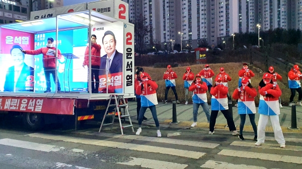 15일 저녁 퇴근 시간 유세단 율동팀의 신나는 댄스 응원이 시민들의 관심을 받았다.