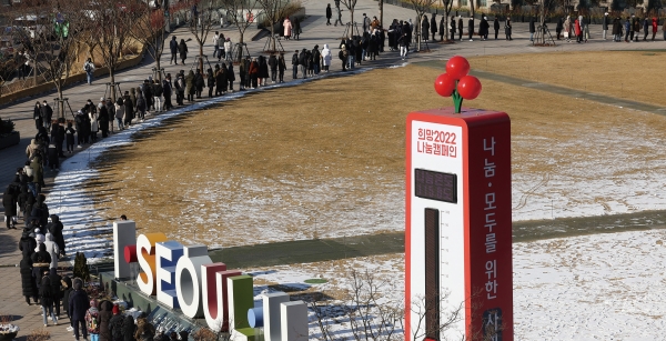 끝없이 이어진 서울시청앞 광장 코로나바이러스 선별 검사소. 2월 10일 현재 1일 확진자수는 5만명을 넘었다./연합