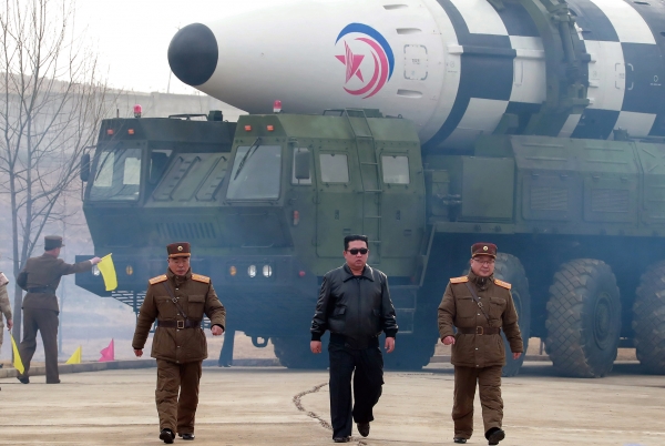김정은이 신형 대륙간 탄도미사일 발사를 현장 지도했다고 북한 중앙통신은 3월 25일 보도했다./조선중앙통신 연합