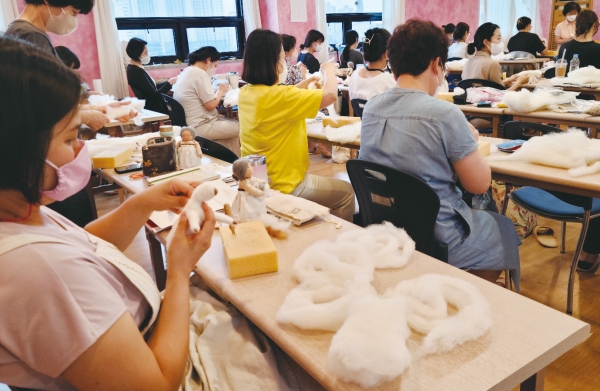서울 마포구에 위치한 한국슈타이너인지학센터에서 영유아 교사 양성을 위한 교육을 받고 있는 수강생들