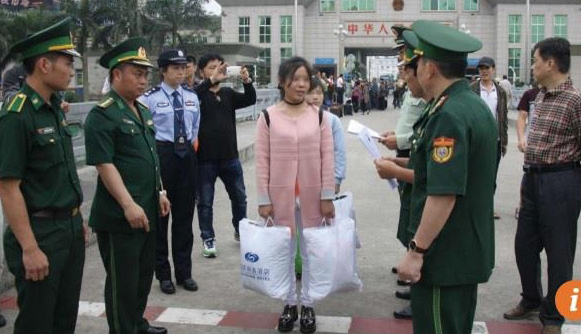 인신매매조직에 납치돼 중국 남성의 신부로 팔려갔다가 중국 공안에 의해 구출된 베트남 여성 두 명이 중국과 베트남 국경에서 베트남 경찰에 인계되고 있다.