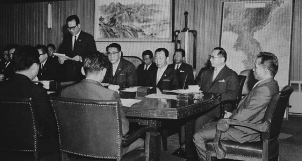 1968년 청와대에서 5차 수출진흥확대회의를 주재하는 박정희 대통령. 박 대통령은 1966~1979년147회의 수출진흥확대회의를 통해 대한민국을 무역강국으로 만들었다.