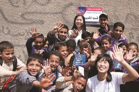 이집트 아이들의 교육을 돕고 있는 코이카 WFK 봉사단원들