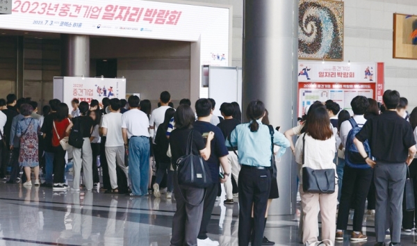 지난 7월 3일 서울 강남구 코엑스에서 열린 2023 중견기업 일자리 박람회를 찾은 구직자들이 입장을 위해 줄지어서 기다리고 있다. / 연합