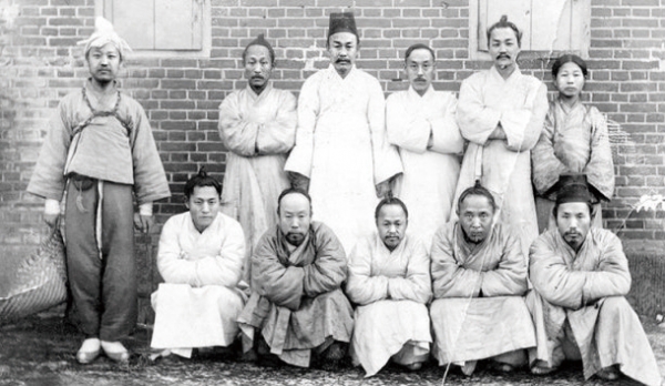 1903년 한성감옥에 수감된 당시 죄수복을 입은 28세의 우남(왼쪽)과 53세의 월남(앞줄 오른쪽에서 두 번째)